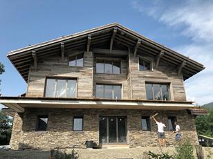 HABILLAGE FACADE EN VIEUX BOIS GRIS A MEGEVE