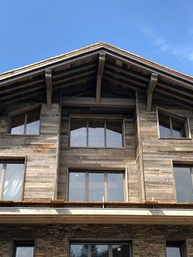 HABILLAGE FACADE EN VIEUX BOIS GRIS A MEGEVE