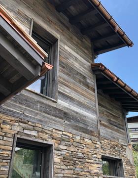 HABILLAGE FACADE EN VIEUX BOIS GRIS A MEGEVE