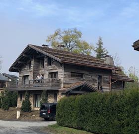 HABILLAGE FACADE EN VIEUX BOIS GRIS A MEGEVE