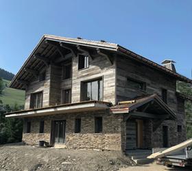 HABILLAGE FACADE EN VIEUX BOIS GRIS A MEGEVE